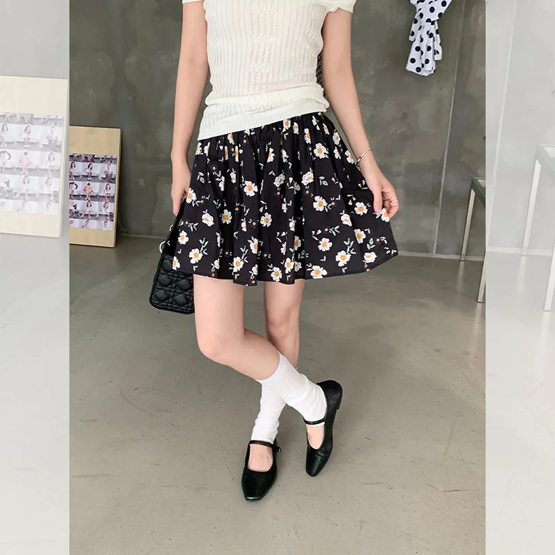 Franse stijl zwarte bloemen korte rok voor dames zomer 2025, nieuwe hoge taille A-lijn elastische taartrok, kleine halve rok