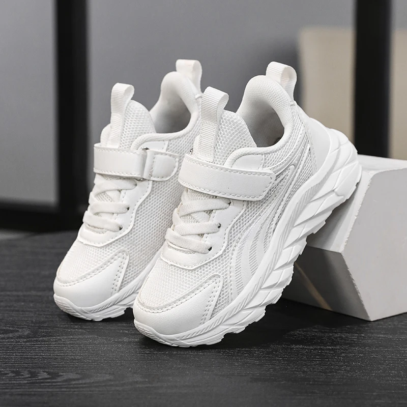 A pair of breathable mesh material children's sports shoes, suitable for all seasons, comfortable and durable. Model: TL-SW606