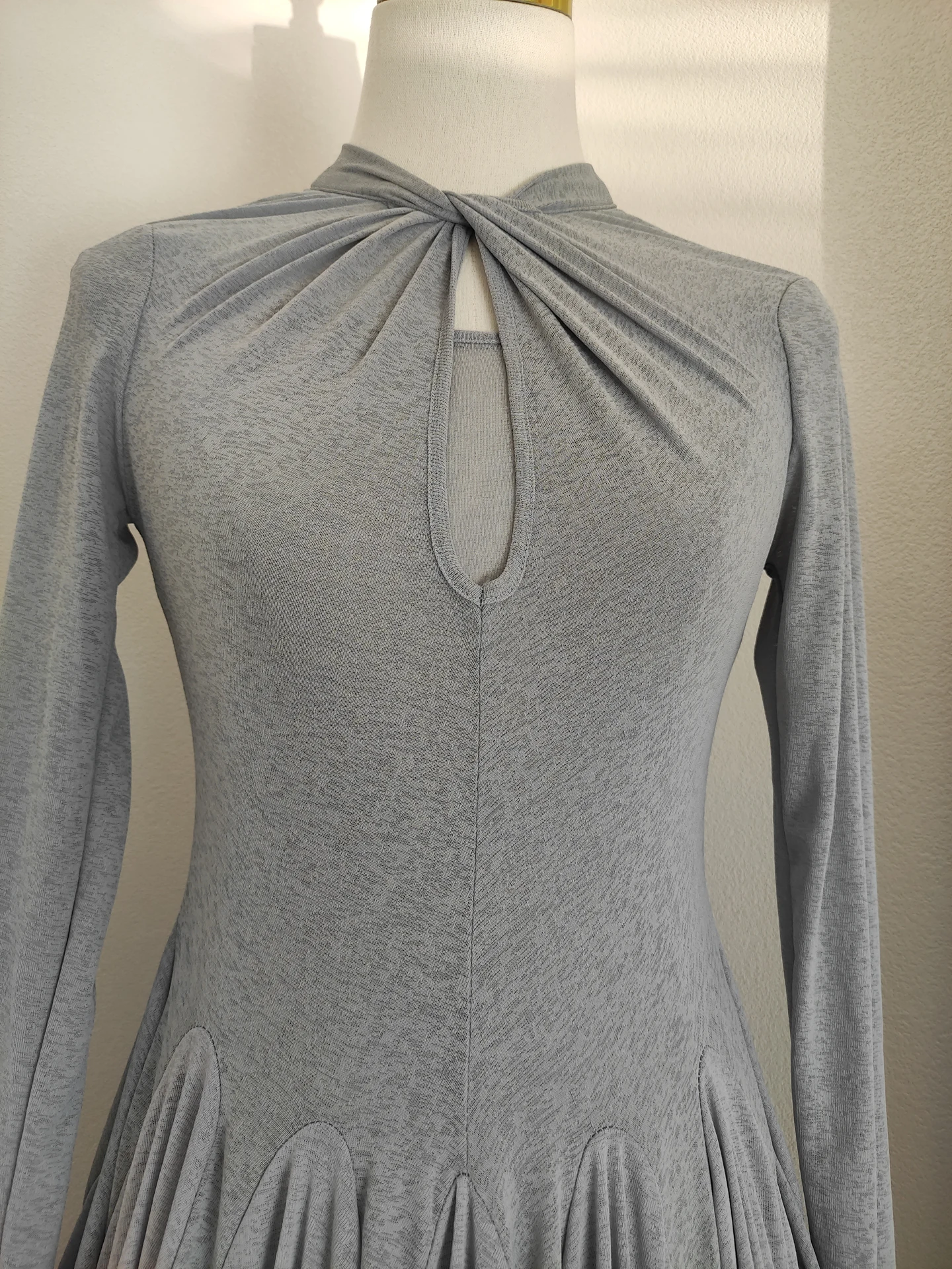 여성 섹시 긴팔 홀 디자인 클럽 바디콘 미니 드레스 라운드넥 주름 이브닝 파티 럭셔리 생일 드레스 신상 베스티도