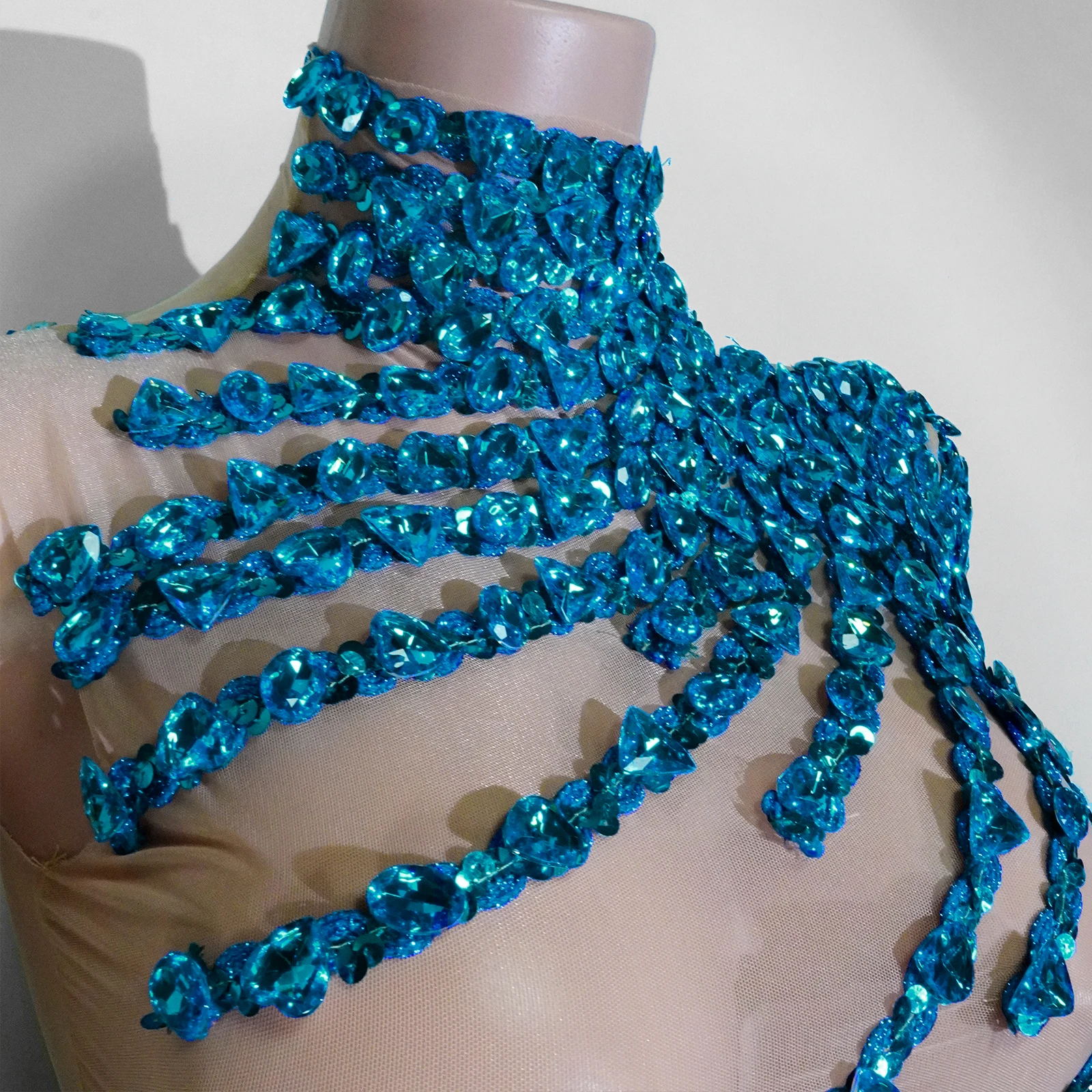 فستان مثير من حجر الراين الأزرق مع شرابات على كتف واحد لمرحلة أداء الرقص اللاتيني زي حفلة DJ فستان عيد الميلاد