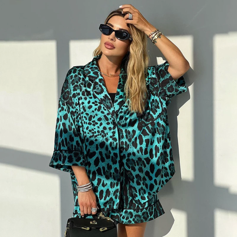 

Leopard print green fashionable cardigan shorts set, loose and comfortable women's home clothes can be worn outside