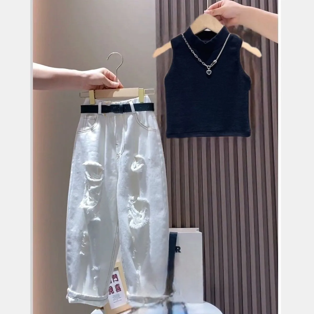 

Girls Summer Outfit Set 2025 New Stylish Mid Size Children's T-shirt Fashionable Ripped Jeans 2-piece Set