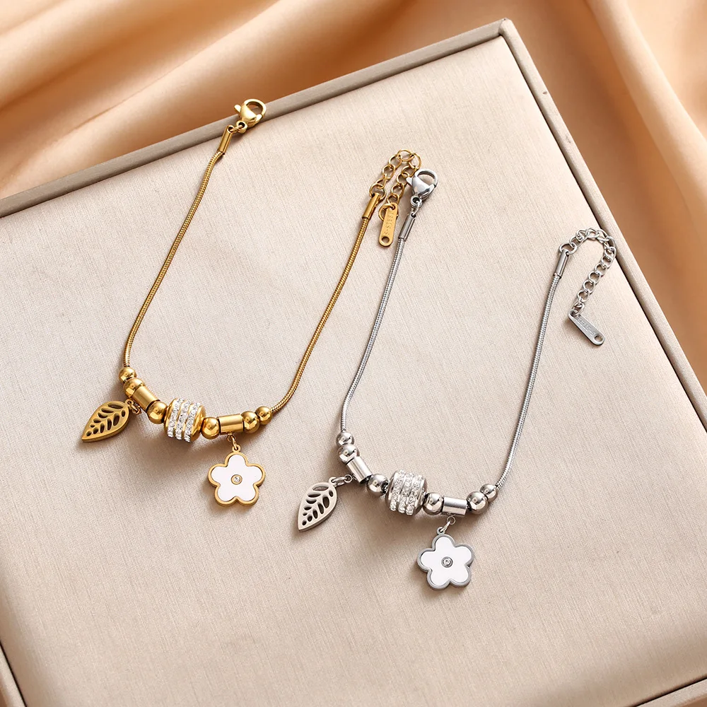 

Titanium steel bracelet, a fashionable and retro bracelet, adjustable flowers and shiny diamond balls