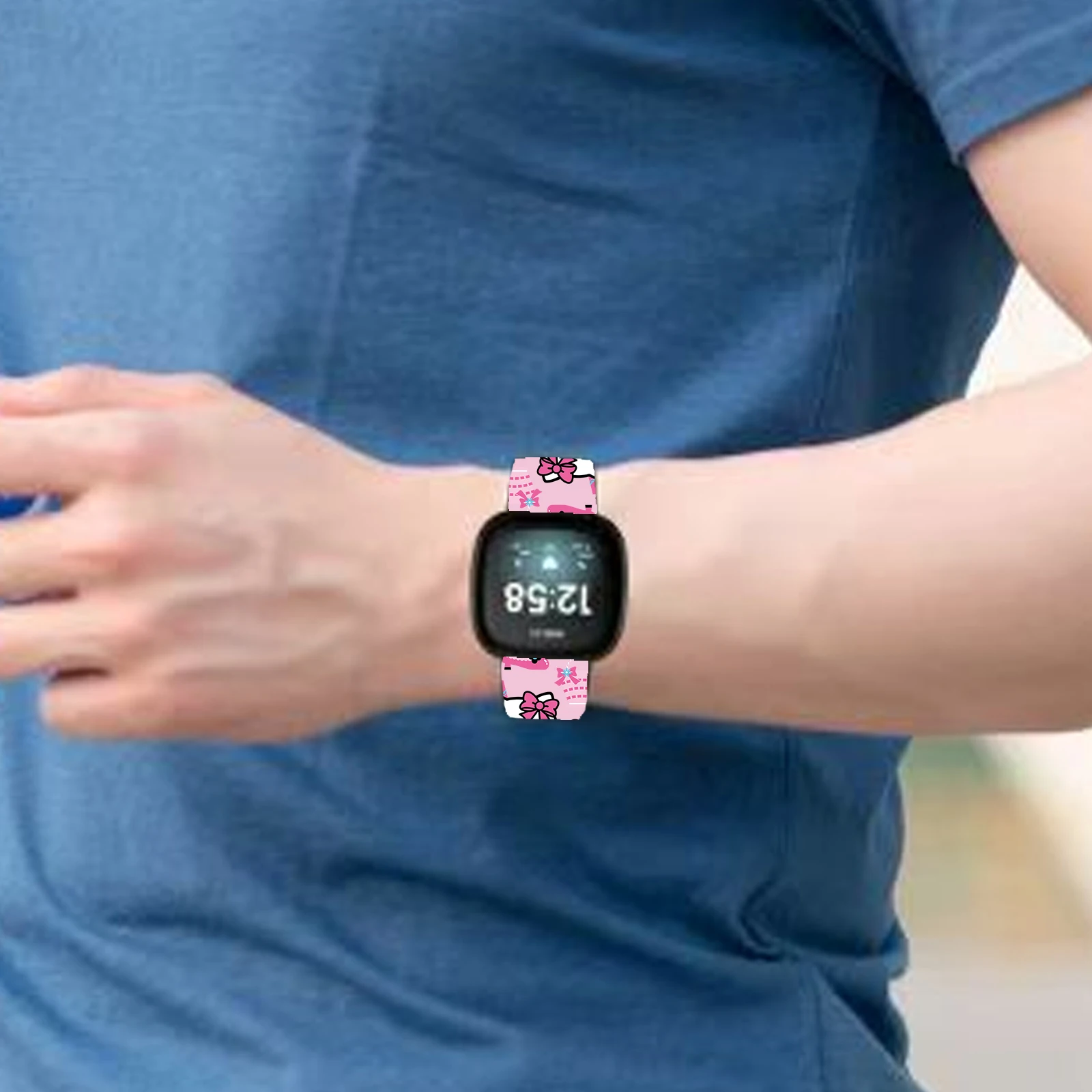 حزام مطبوع من سلسلة SANRIO لساعة Fitbit Sense 2/1 سوار قابل للاستبدال لساعة Versa 4/3 للنساء كهدية