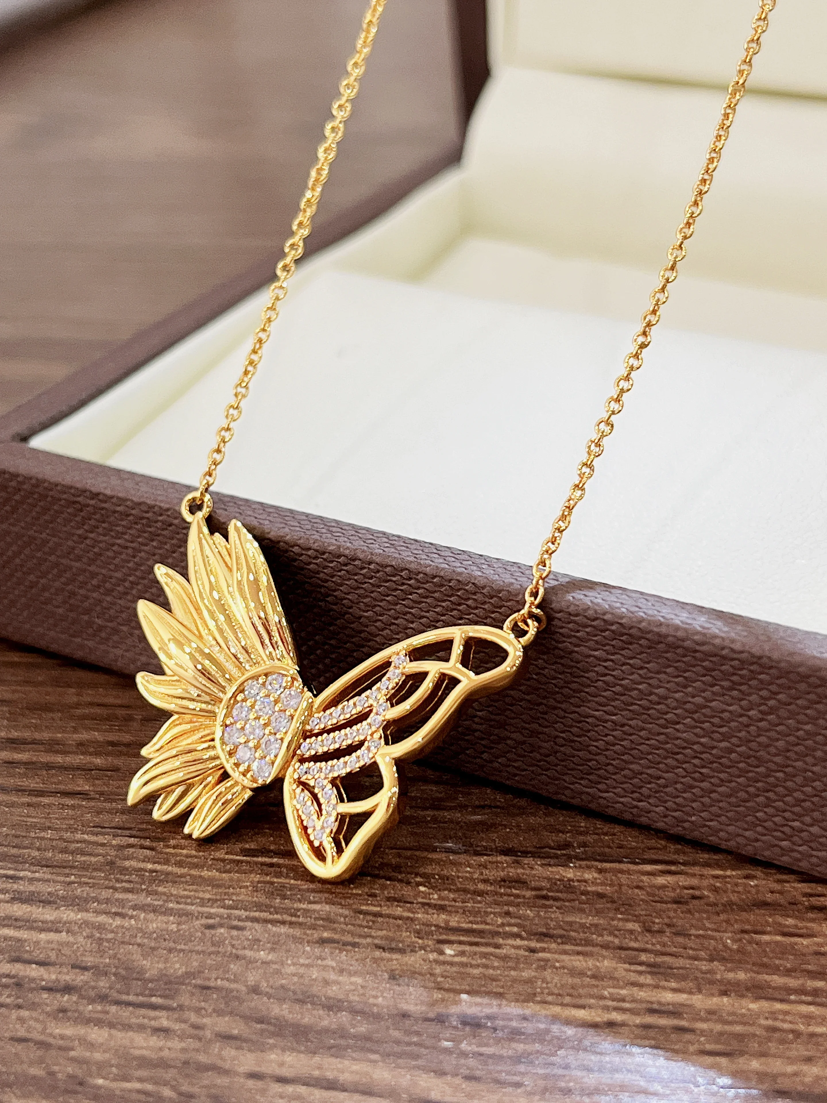 

Fashionable Butterfly Necklace New Arrival Elegant Gold Plated Unique Design Versatile Accessory for Commuting And Daily Wear