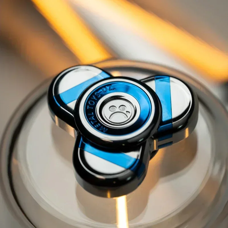 Giocattoli in metallo Dz.Trefoil Fingertip Gyro Materiale metallico Decompressione Tecnologia nera Giocattoli EDC