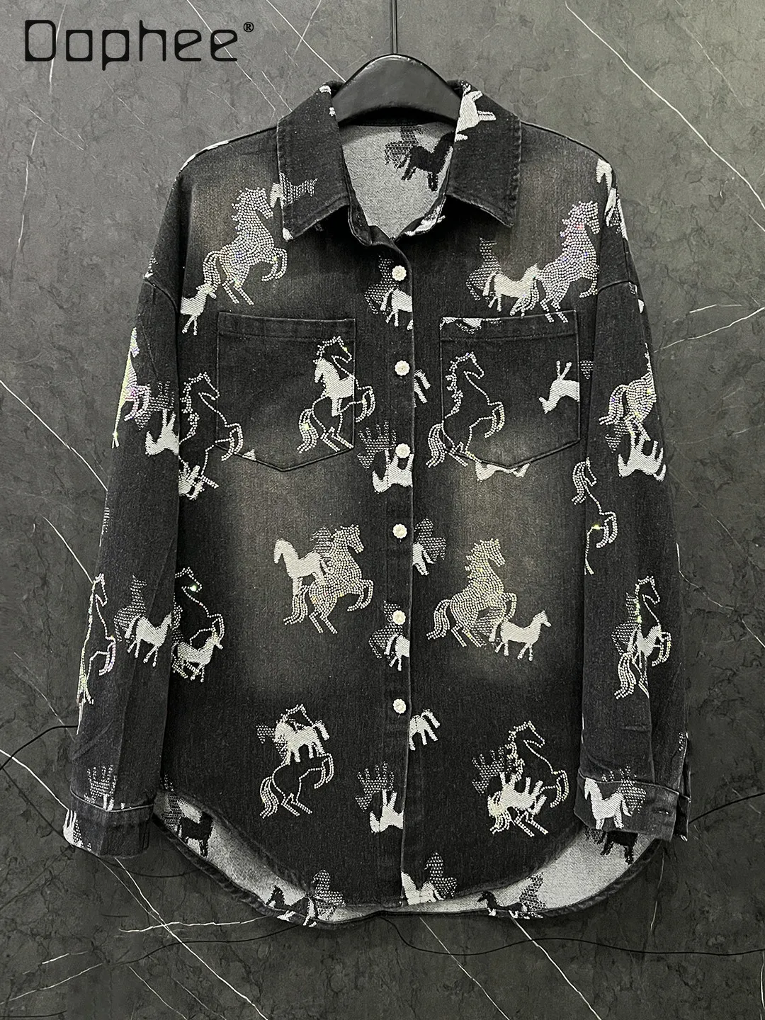 

Новая джинсовая куртка-рубашка с длинными рукавами и стразами для женщин, весна 2026: свободный крой, повседневный стиль, модный топ