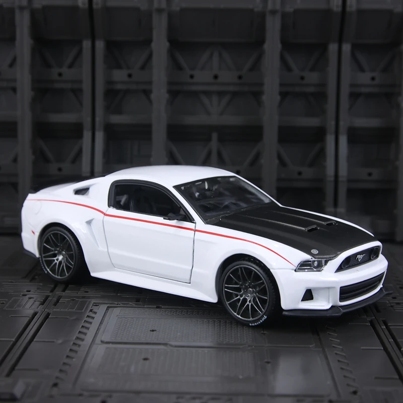 

Maisto 1:24 Simulated Ford Mustang Street Racer alloy racing car model doors on both sides that can be opened good quality