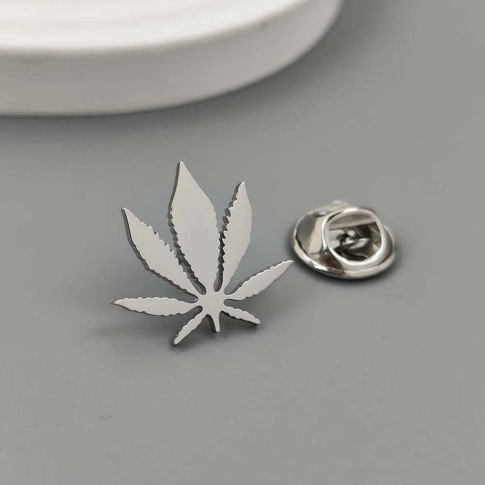 New hip-hop style maple leaf hollow stainless steel gold-plated badge, suit lapel pin waterproof black, men's brooch set - Image 3
