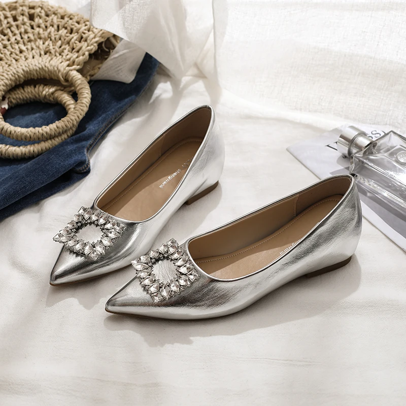 

Женская повседневная обувь на плоской подошве для отдыха, модная обувь без шнуровки с острым носком, женская однотонная яркая обувь на плоской платформе с бриллиантами