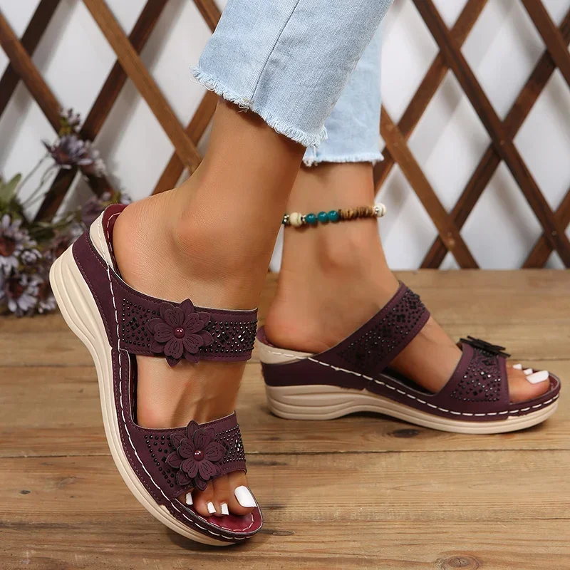 Zapatillas de verano para mujer, zapatos de talla grande, sandalias romanas Retro, sandalias informales de Pu con cuña de flores