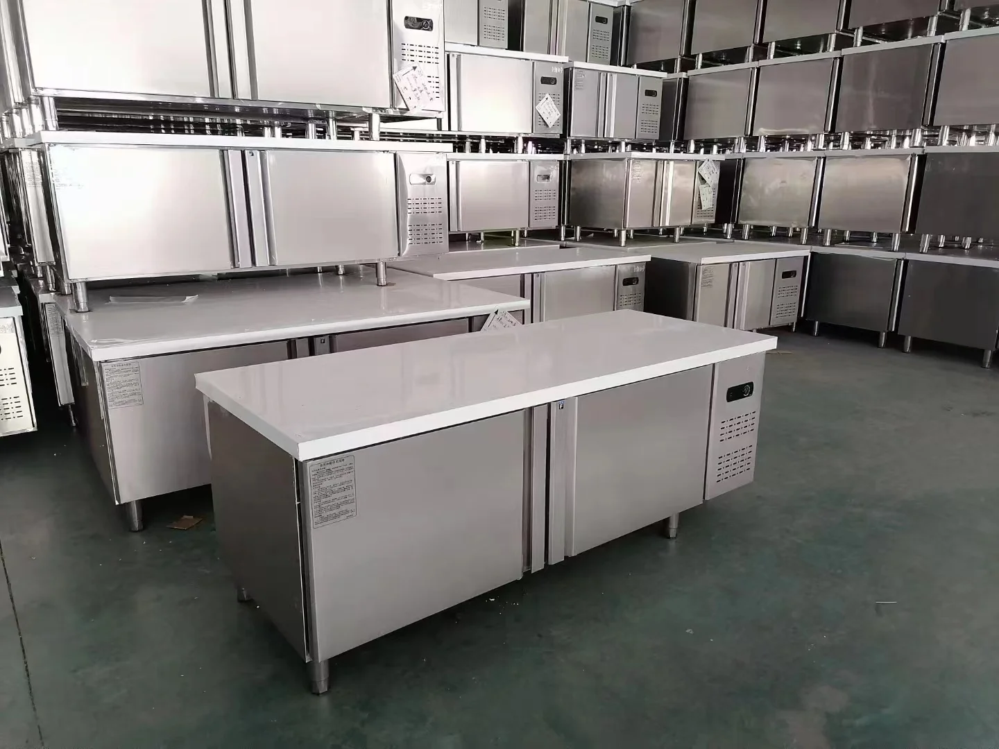 منضدة عمل من الفولاذ المقاوم للصدأ، قوية ومتينة، مساحة تخزين كبيرة، مطعم المطبخ التجاري