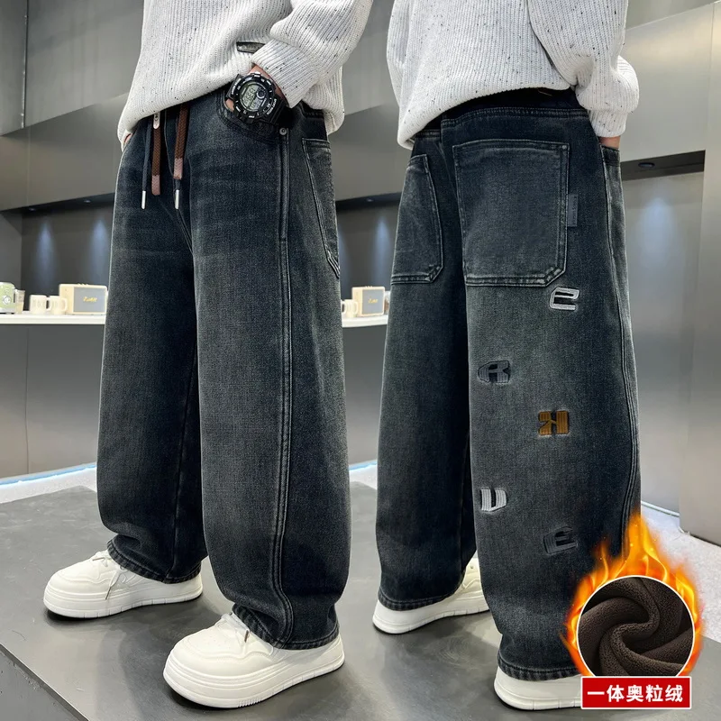 Isolierte Cartoon-Jeans für Jungen im Winter mit Buchstabenmuster für Kinder, Teenager, mit Fleece gefütterte Denim-Hosen, Kinder-Thermohose mit weitem Bein