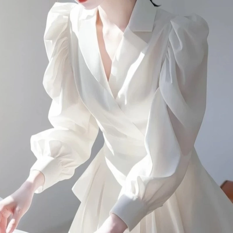 เสื้อเชิ้ตแฟชั่นสีดำสุดหรูสำหรับผู้หญิง ปี 2025 รุ่นใหม่ สไตล์ดารา ช่วงเอวเข้ารูป แขนยาว