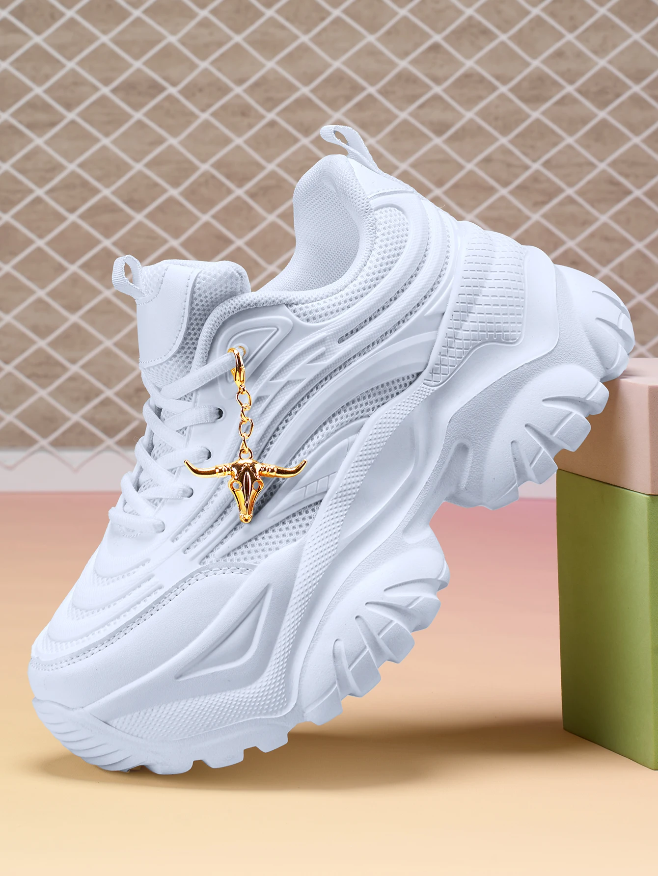 Women's outdoor all-season vulcanized shoes, lightweight EVA thick sole with a 7CM height increase, white chunky sneakers, suitable for Y2K sweet and cool style, with detachable golden bull head decoration
