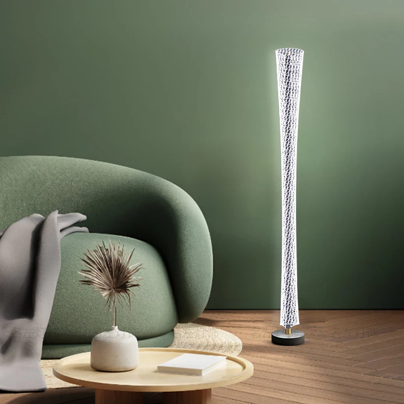 Lampa podłogowa z efektem gwiaździstego nieba, wysokiej klasy lampa dekoracyjna tworząca atmosferę przy sofie w salonie.