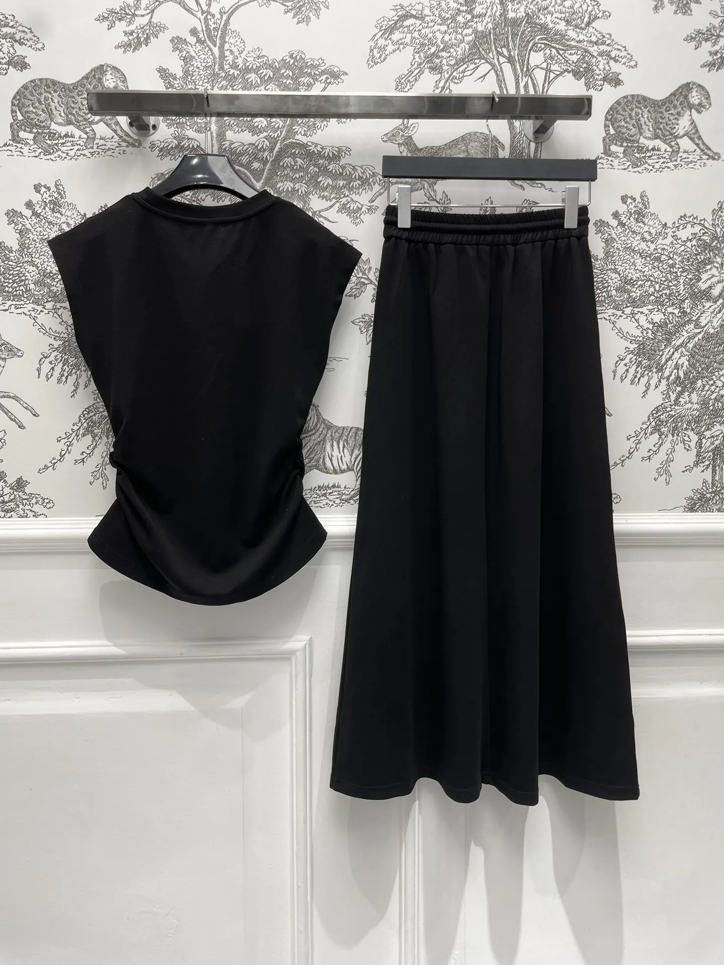 New Pleated Casual Wear For Spring/Summer 2024. AgeReducing Set, Pleated Sleeveless Top+High Waisted Skirt