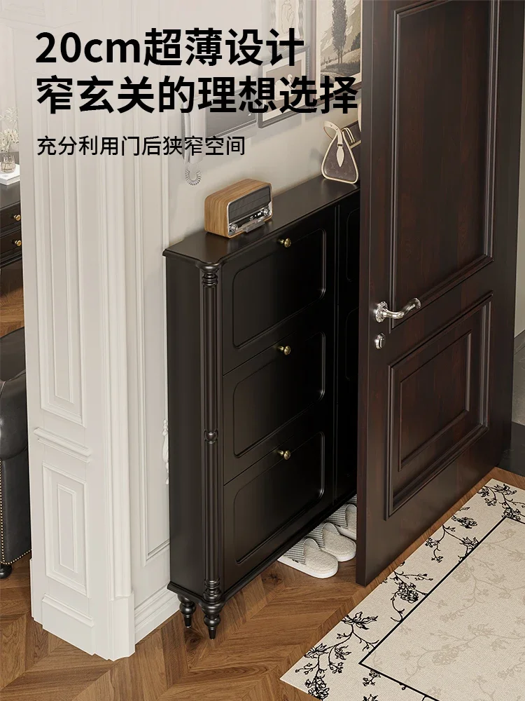 خزانة أحذية رفيعة للغاية من الخشب الصلب على الطراز الأمريكي القديم عند باب المنزل، وخزانة تخزين خزانة الأحذية الجديدة هي متكاملة