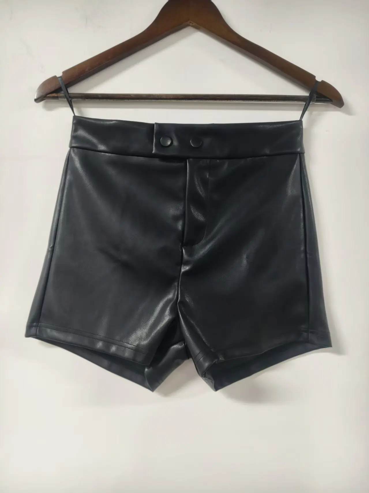 

Женские шорты из искусственной кожи с высокой талией и эффектом утяжки – модный фасон, подчеркивающий фигуру