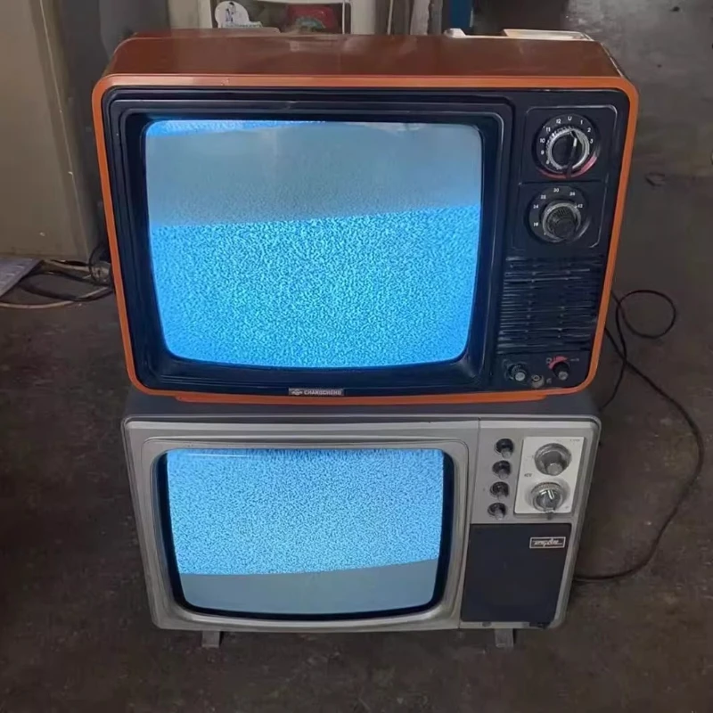 レトロクラシックノスタルジック8090古いオブジェクト白黒テレビに接続