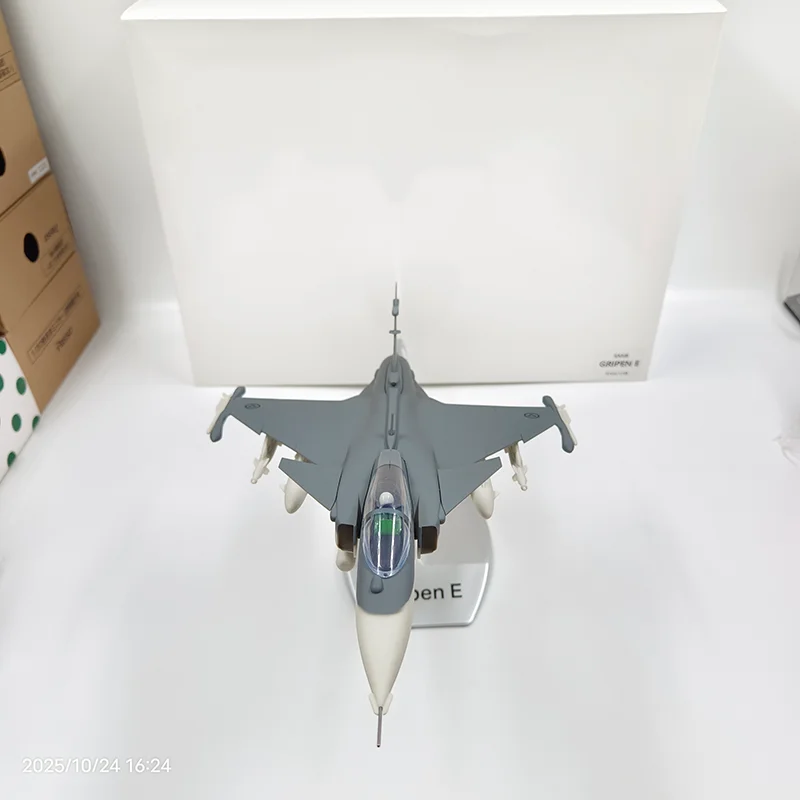 Maquette Avion 1/48 SAAB JAS-39 Gripen En Alliage - Détails Précis, Vitre Cockpit Transparente, Support Inclus - 29x17x9 Cm
