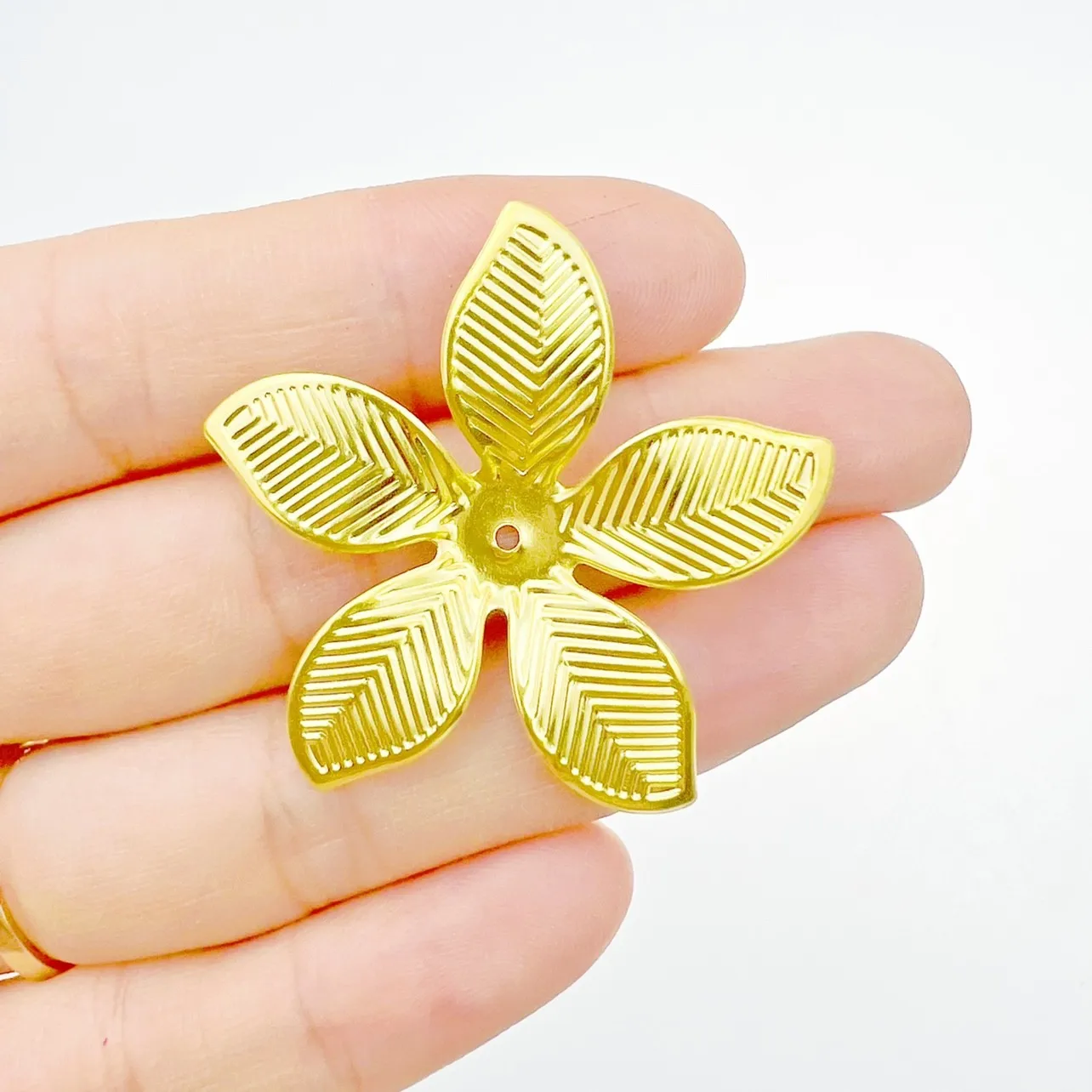 20 pcs/lot 37mm Gold Metal Filigree Flowers Slice Charms base Setting Jewelry DIY Components