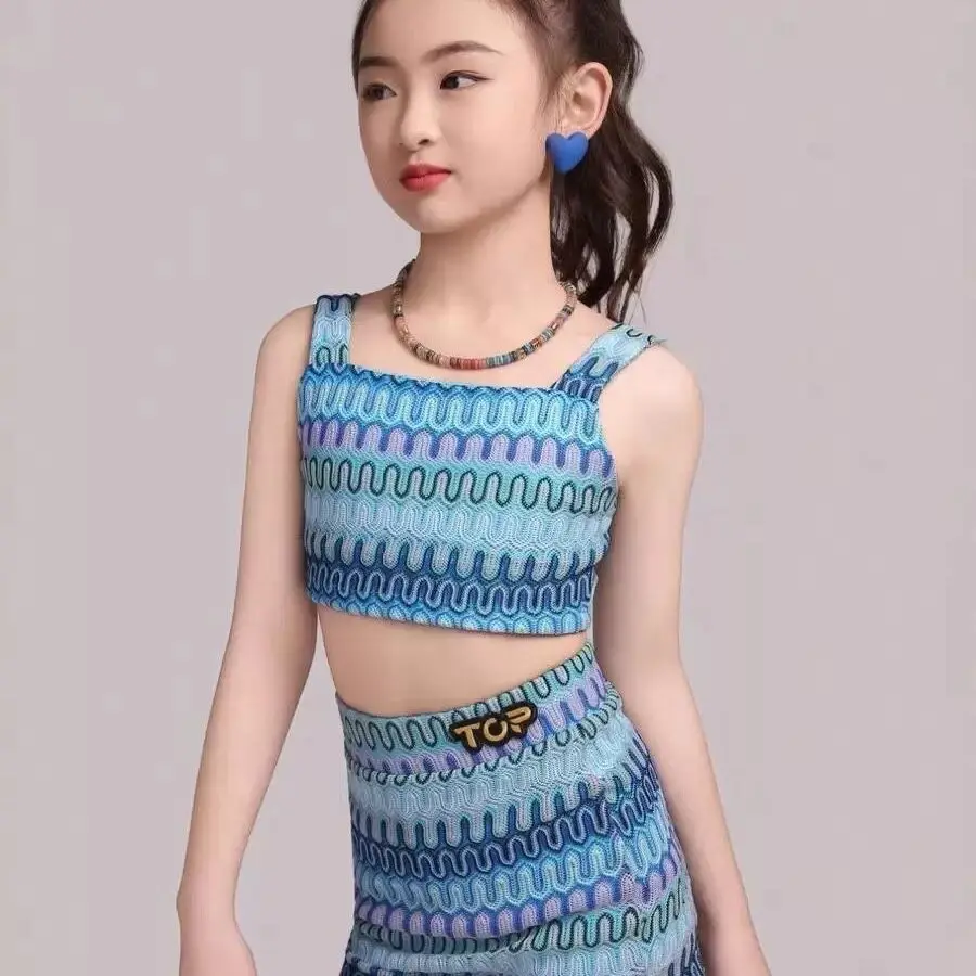 

Новый стильный костюм для латиноамериканских танцев для девочек: повседневный топ-слип-он, тренировочный комплект, детский комплект с пышной юбкой, костюм для выступлений.