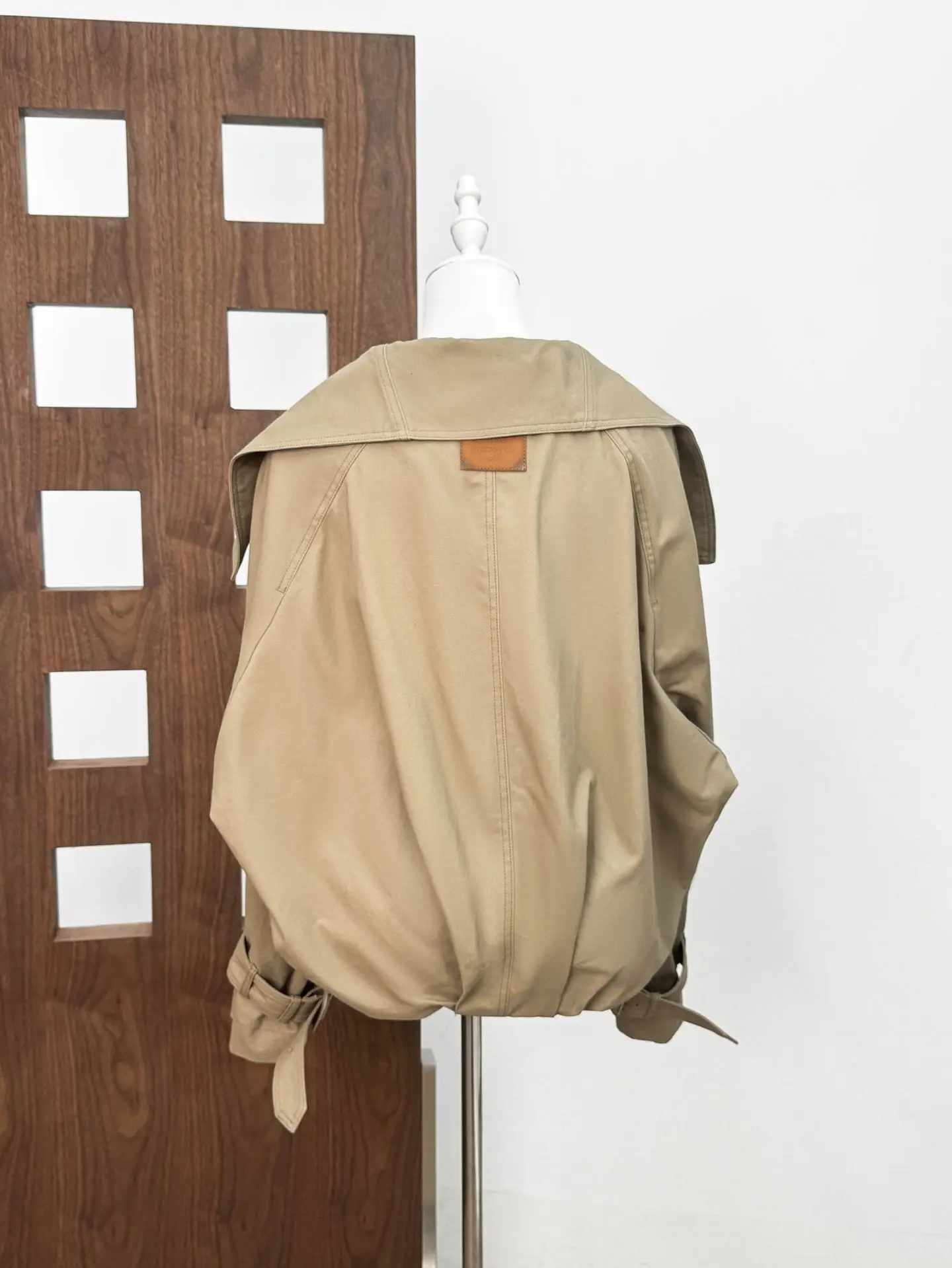 معطف نسائي قصير من LEOSOXS بياقة واسعة وإبزيم مزدوج الصدر مع جيوب قلابة لملابس يومية أنيقة وغير رسمية