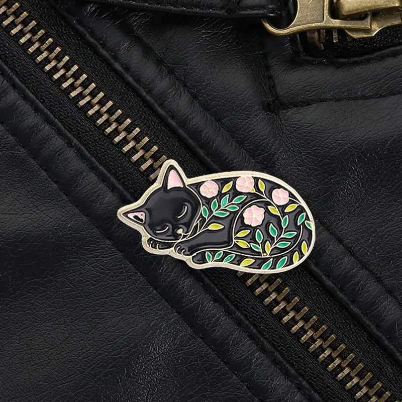 Midnight Cat Floral Inlay Enamel Pin Tranquil Sleep Motif Gold Black Outline for Retro Fashion and Cozy Sweater Decoration