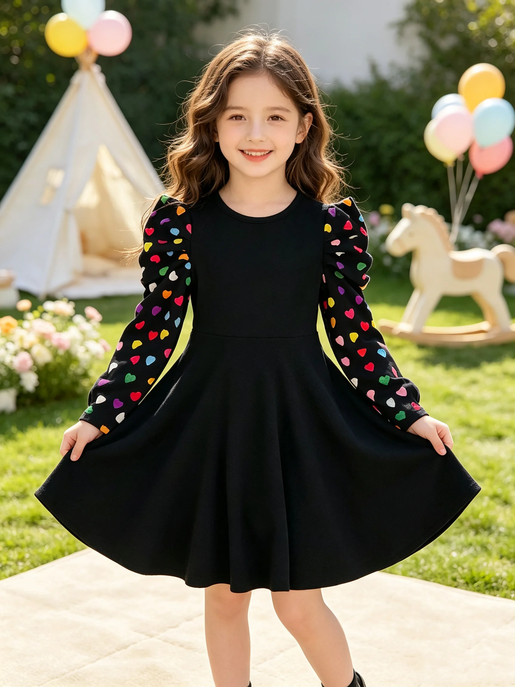 Elegantes, dehnbares, langärmliges Kleid mit herzförmigem Aufdruck und Rundhalsausschnitt und Rüschenkante für Kinder. Bunte Freizeitkleider für Kinder – Detail 2