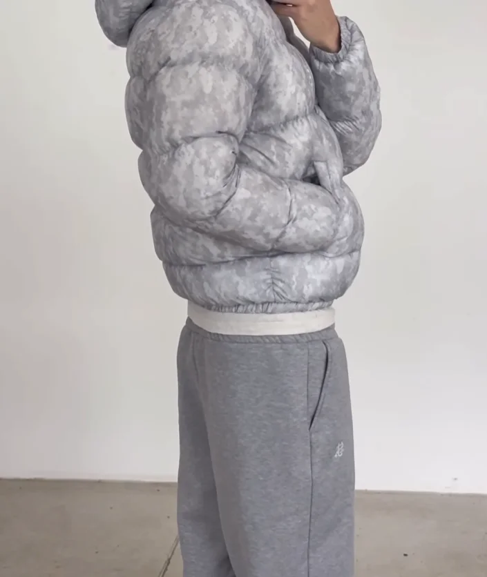 남성 힙합 스트리트 스타일 실버 카모 다운 재킷 미니멀리스트 골드 코인 자수 로고 겨울 패션 재킷 지퍼 다운 재킷