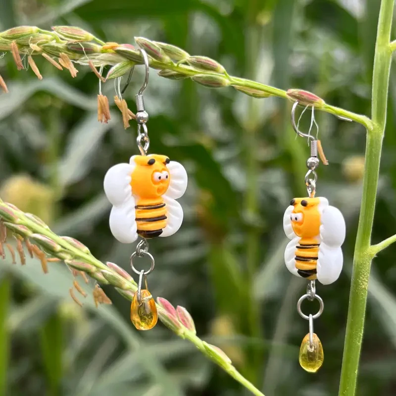 1 pair Cute industrious bee earrings
