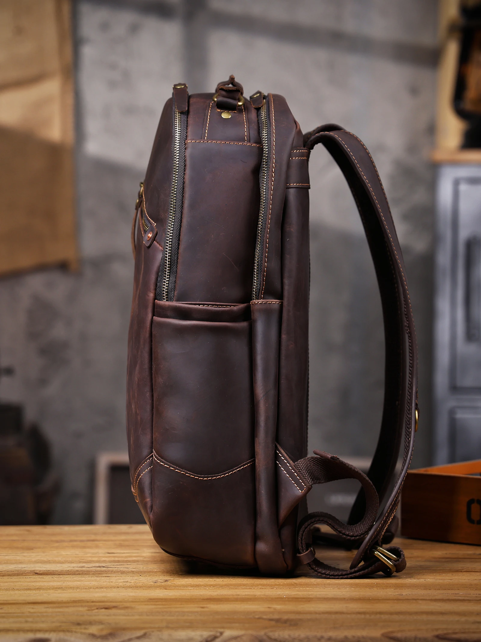 Vintage handgefertigter Rucksack aus hochwertigem Echtleder für Herren, Leder-Laptop-Umhängetasche, Crazy Horse Schultasche, modisch für Männer – Detail 23