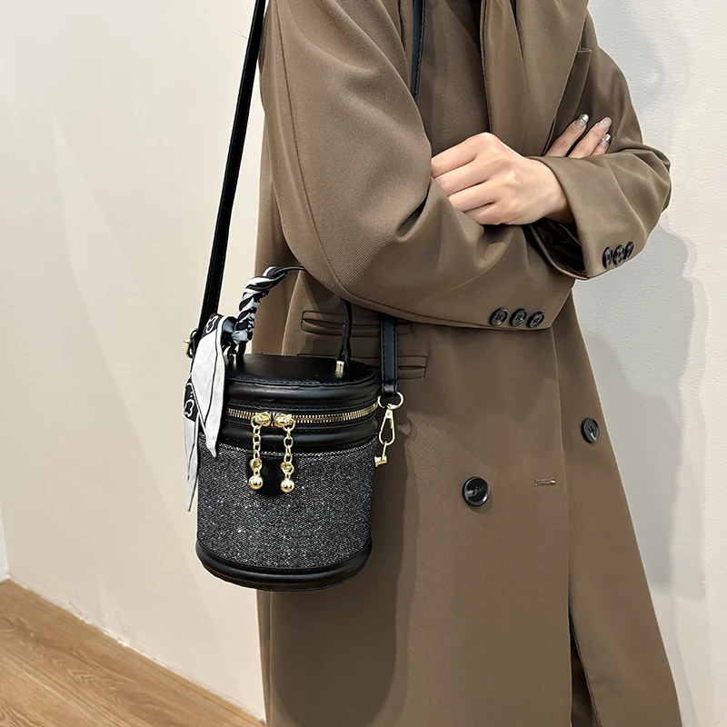 Handheld round bucket bucket bag with high-end and fashionable design, niche 2024 new crossbody bag, popular PU versatile