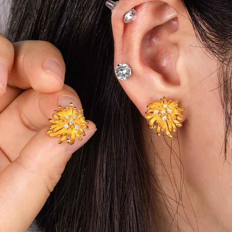 

Retro Style Copper Gold-plated Shiny Zircon Snow Chrysanthemum Quality Women's Earrings Personalized Fashion Accessories