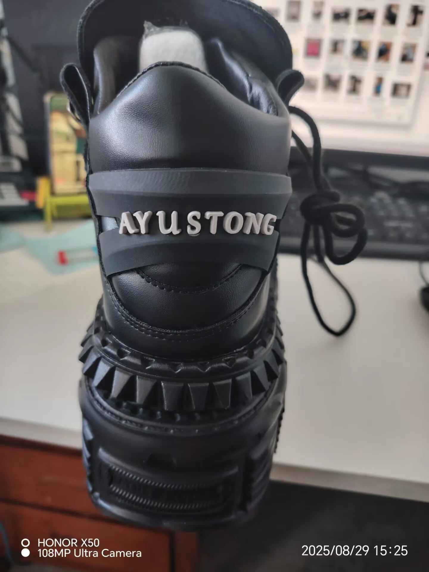 2025 ロック機関車スモールレザーゴスプラットフォームレトロメタルハイトップストリートシューティング男性と女性が同じシングルシューズ