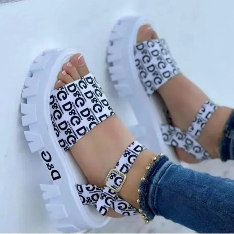 2025 frauen Sommer Neue Fashion Square Ferse Designer Sandalen Frauen Elegante Flacher Mund Slip-On Outdoor Hochzeit Party flip-Flops