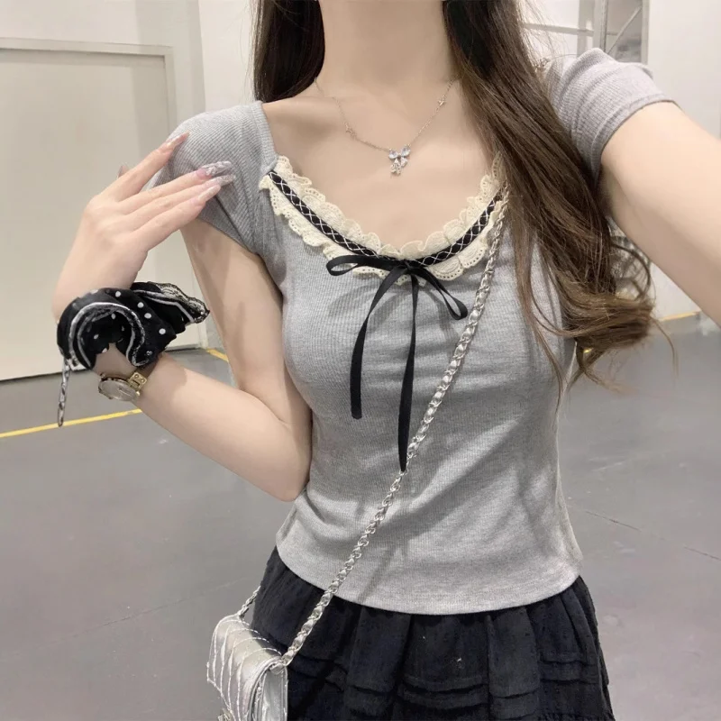 

Приталенная молодежная кружевная лоскутная футболка во французском стиле с короткими рукавами, весна2025, короткий топ с квадратным вырезом, милый топ с плечами