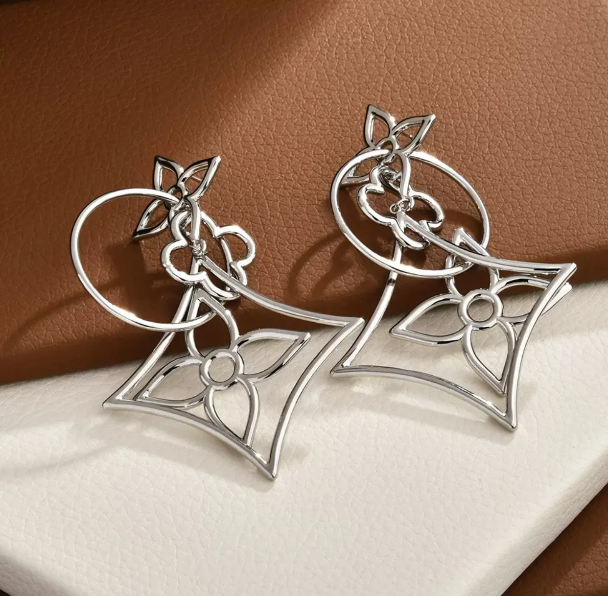 فاخر، راقي، مزاج مبالغ فيه، أشكال هندسية، أقراط مخرمة، شرابات نحيلة، أقراط رائجة البيع