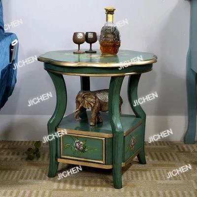 شقة صغيرة غرفة المعيشة أريكة الزاوية قليلة الجوانب، طاولة هاتف بسيطة طاولة القهوة الصغيرة قليلة الجانبين