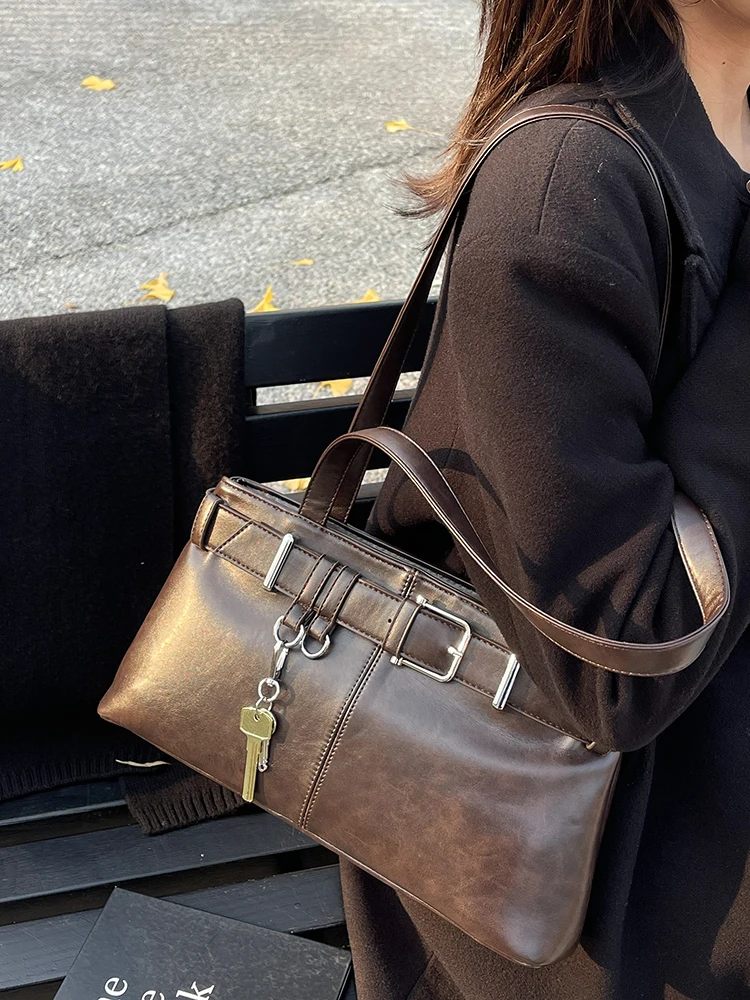 حقيبة كتف نسائية أنيقة بتصميم عتيق، حقيبة عملية للعمل، حقيبة عصرية متعددة الاستخدامات من الجلد الصناعي بأسلوب كوري لشتاء 2025