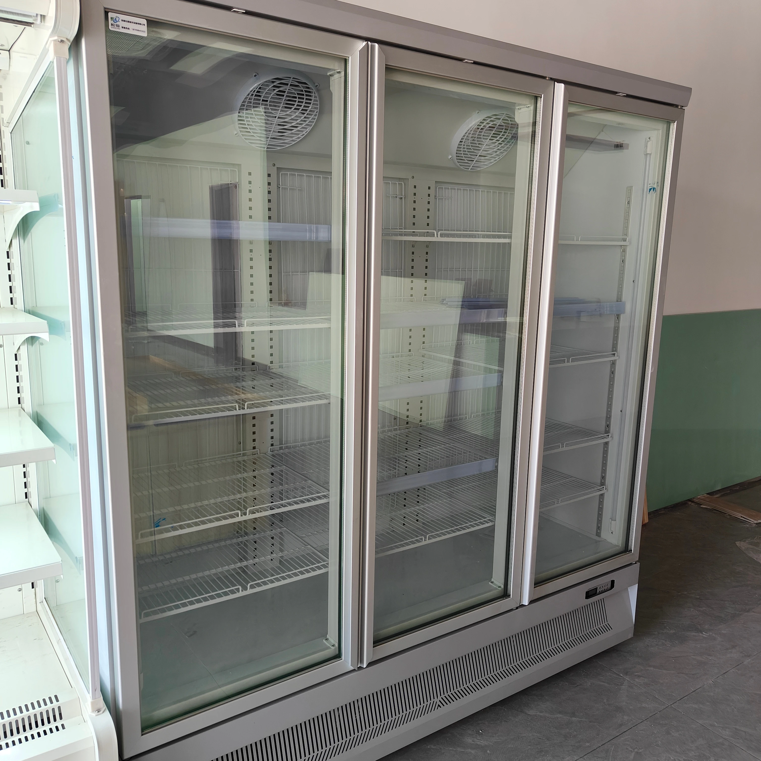 باب زجاجي، سوبر ماركت، مبردات النبيذ والمشروبات، ثلاجة مستقيمة مثبتة على السفلي