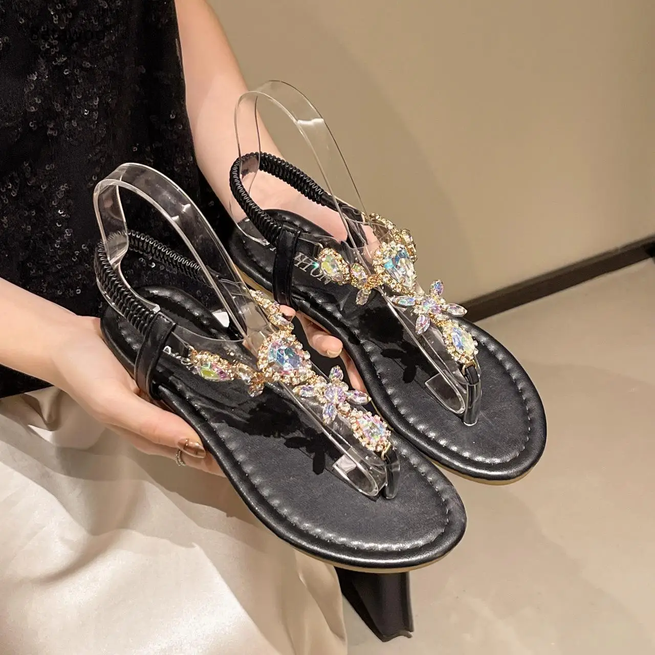 2026 Cluster Rhinestone Thong Flat Sandals Elastic Back Strap Quilted Footbed Beige Black Wide Fit Women Summer Daily Footwear