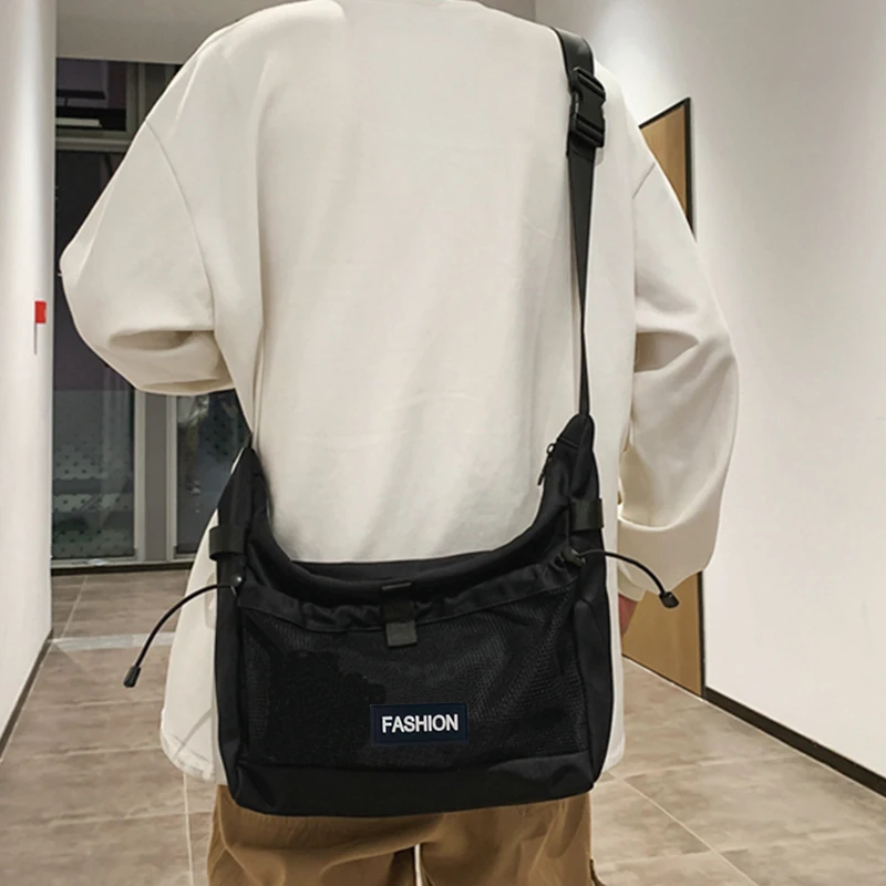 남녀공용 나일론 소재의 뉴트럴 스타일 토트백, 여행, 업무, 또는 한쪽 어깨에 메는 데 적합합니다.