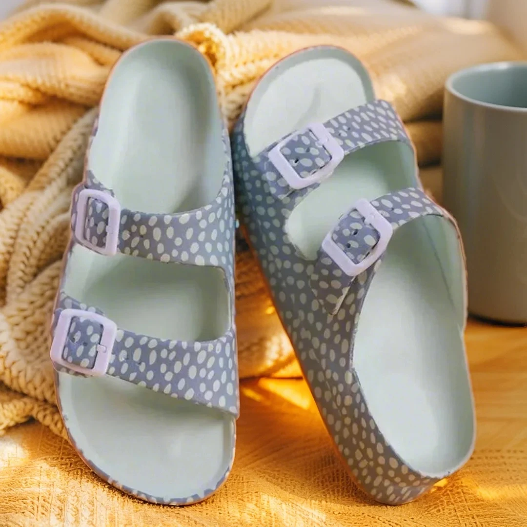 تصميم المنصة ينتهي الأحذية النسائية ذات الهالة الطويلة، بينما تصادم عناصر منقطة حية مع عبوة الموضة. من كومو #5