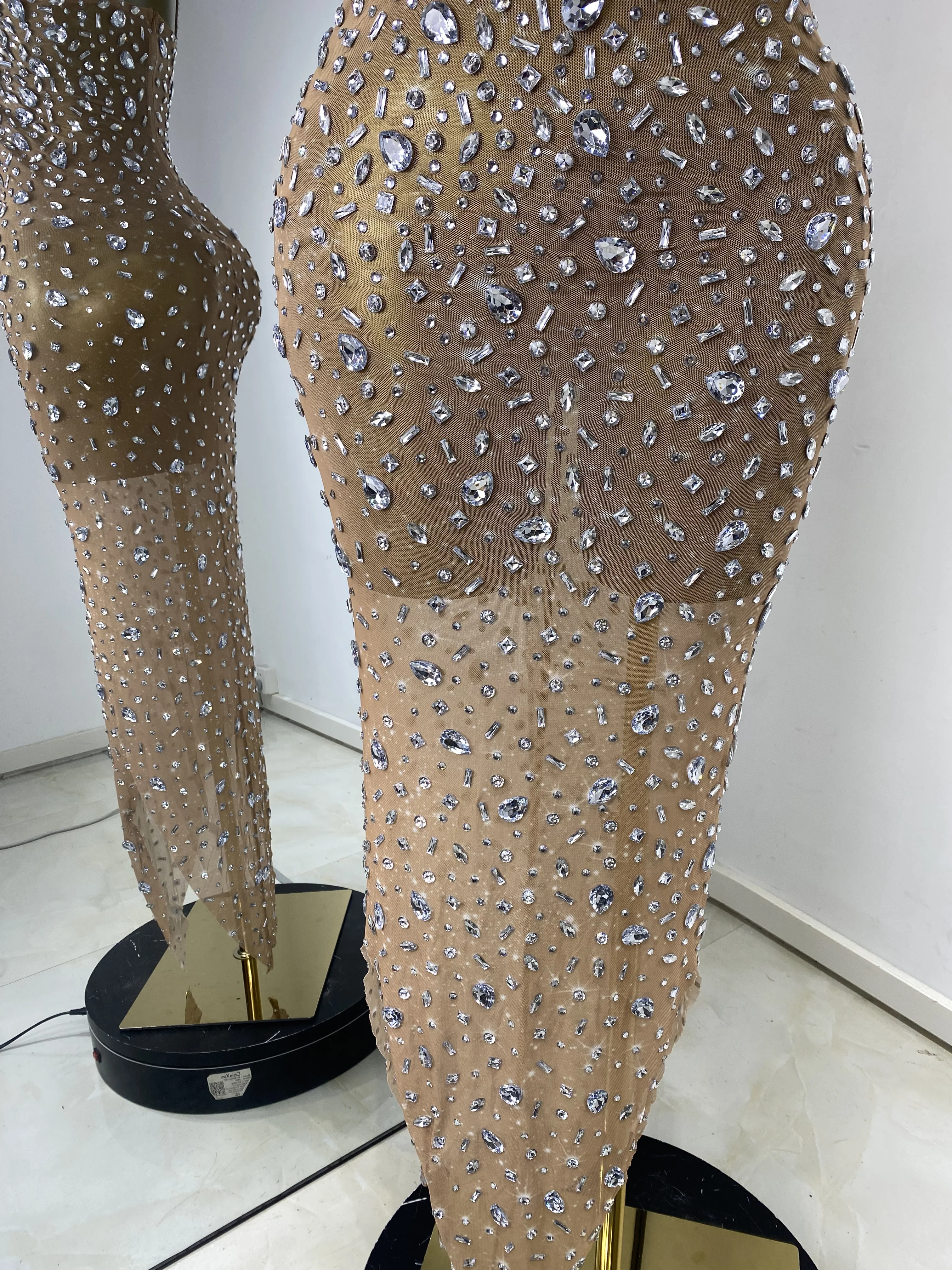 Sparkly Strass Mesh Jurk Spaghetti Band V-hals Asymmetrisch Lang Doorzien Sexy Avond Club Feestjurk Zanger Kostuums