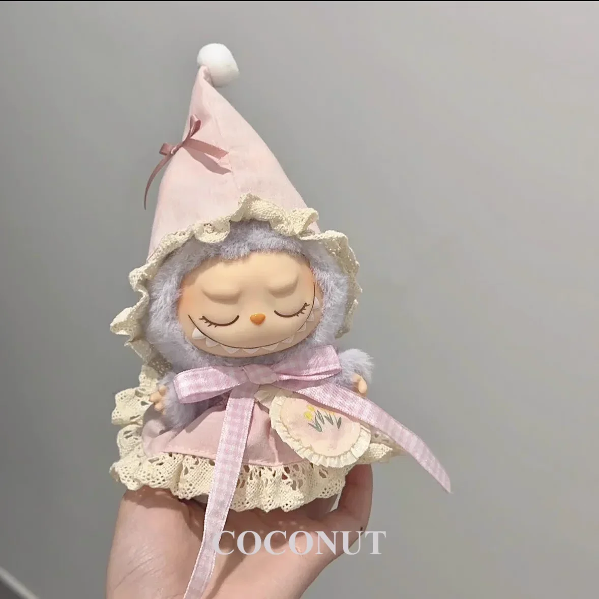 

Labubu Outfit: Green Elf Hat Set - Cute & Festive Labubu Ropa for 17cm Vinyl Dolls Ideal for Themed Play