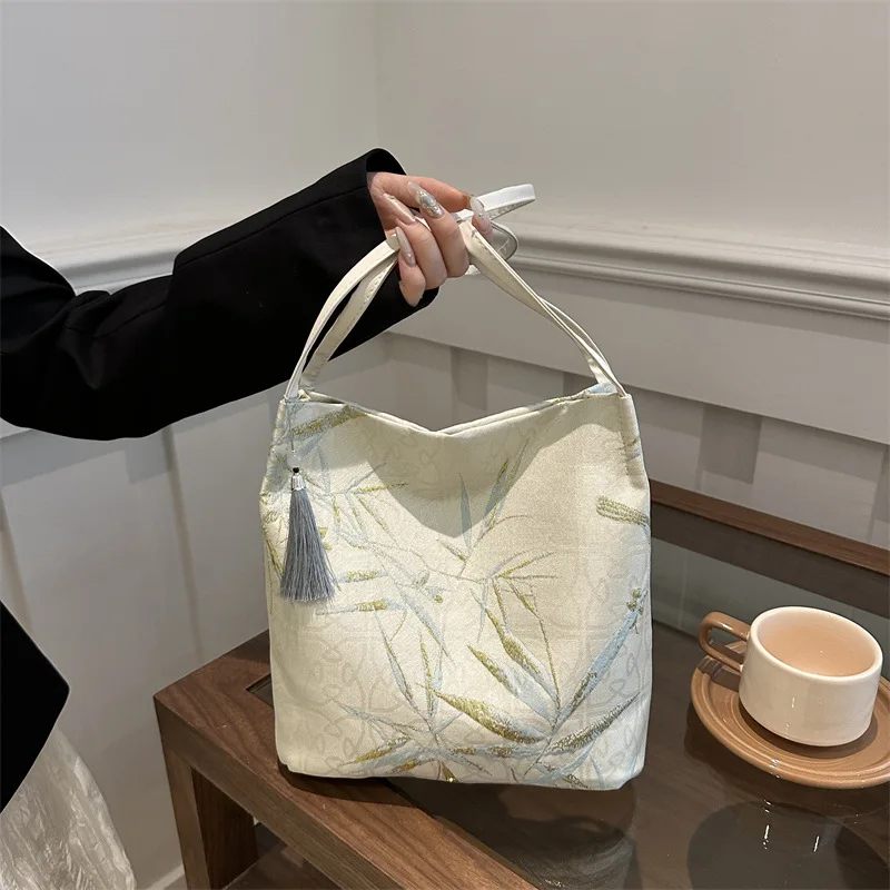 Embroidered shoulder bag, high-end sense, large-capacity beautiful bucket bag.