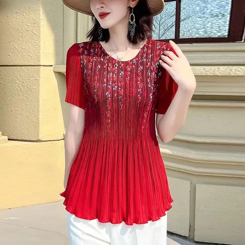 Camiseta plisada 2025 otoño nuevo rojo cuello redondo estampado de flores tamaño grande cintura elástica camiseta delgada moda verano mangas cortas