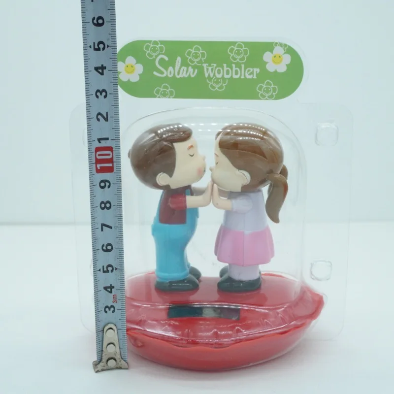 Bonito beijando casal brinquedos solares criativo engraçado girando beijando casal desktop decoração do carro ornamentos dos desenhos animados casal brinquedos solares